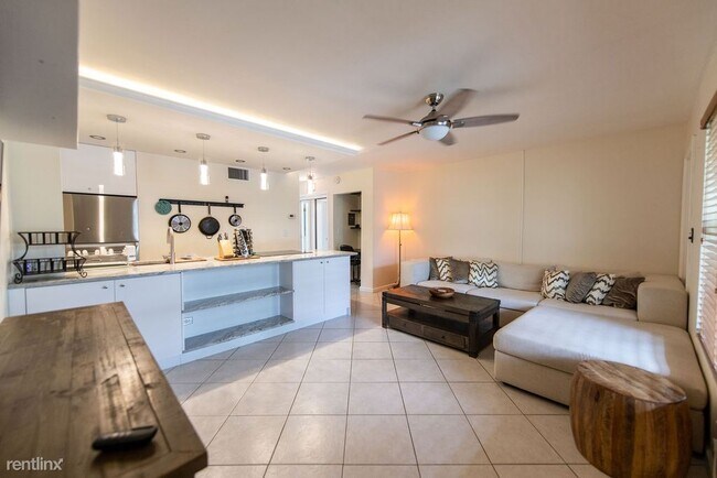 Building Photo - 1 br, 1 bath Condo - 1012 SE 15th St Apt 3