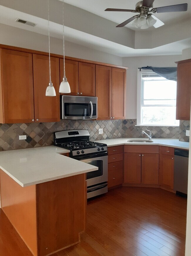 Building Photo - 2409 N Clybourn Ave