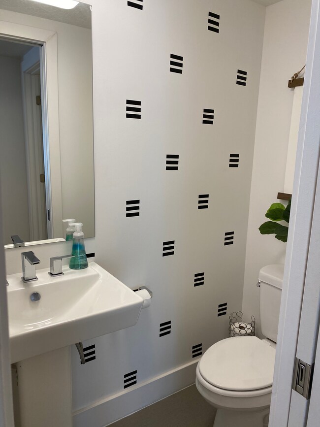Building Photo - 1302 E 10 S