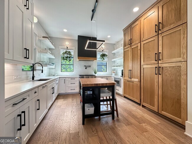Building Photo - 300 Mado Ln