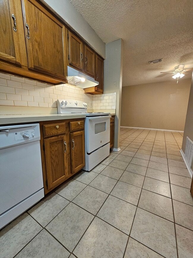 Building Photo - (2) Bed/(2) Bath Duplex Avail NOW!