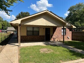 Building Photo - 921 Callie Ave