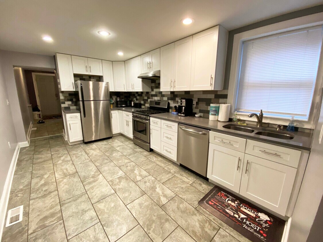 New SS appliances - 909 E Carson St