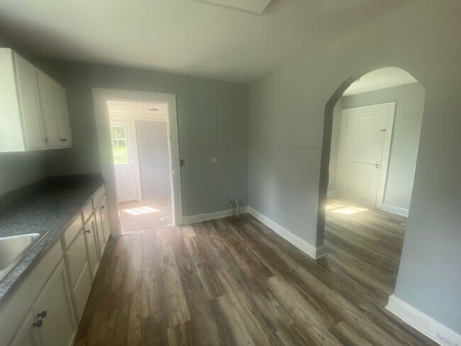 Building Photo - Mascot 37806 - Beautifully renovated 3 bed...