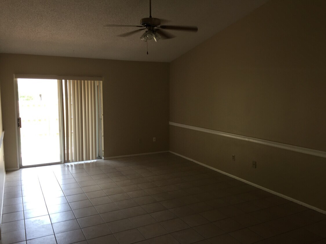 Foto principal - 2 bed 2 bath with Fenced in backyard!