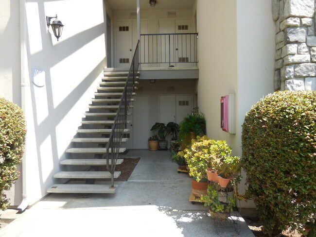 Building Photo - Two Bedroom Condo in gated community close...