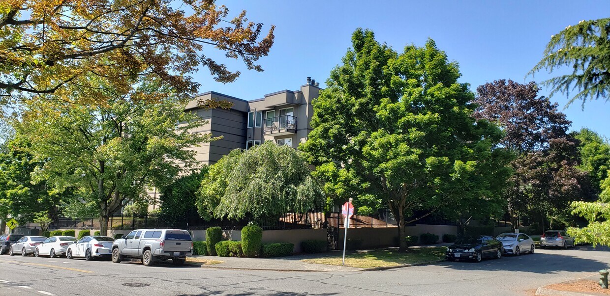 Primary Photo - 701 17th Ave