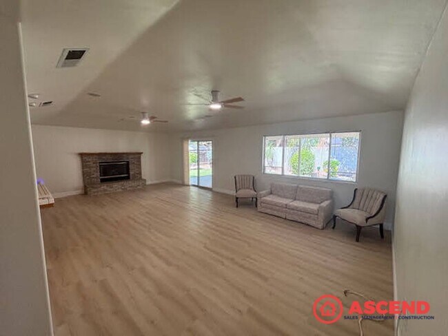 Building Photo - Spacious 3 Bed / 2 Bath with Fireplace, Garage & Gardener Included