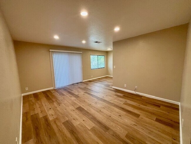 Building Photo - 1 bed 1 bath Condo in Benicia -- AVAILABLE...