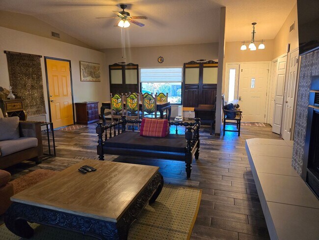 Foto del edificio - Furnished, 1-Year Long-Term Rental