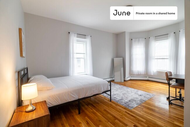 Building Photo - Private bedroom in 3 bed/1 bath Home