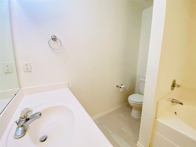 Foto del edificio - 5747 Wandering Creek Dr