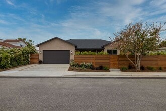 Building Photo - 354 La Perle Ln