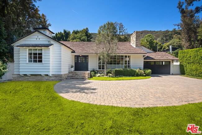 Foto del edificio - 2107 Coldwater Canyon Dr