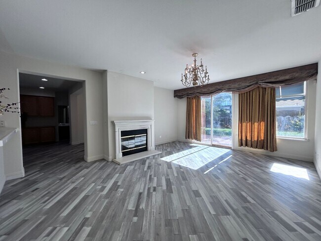 Foto del edificio - Beautiful Four Bedroom Home in Sacramento