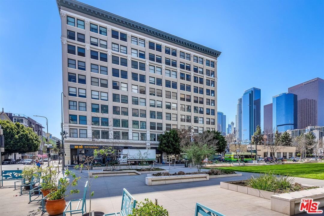 Foto principal - 108 W 2nd St