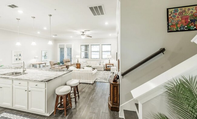 Foto del edificio - Upscale Modern Townhome nestled in the   G...