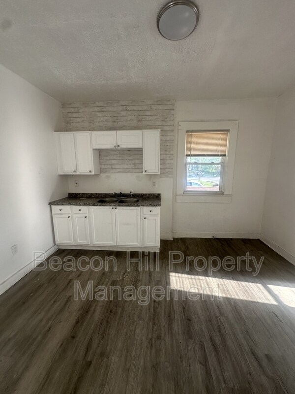Building Photo - 1125 E 99th St