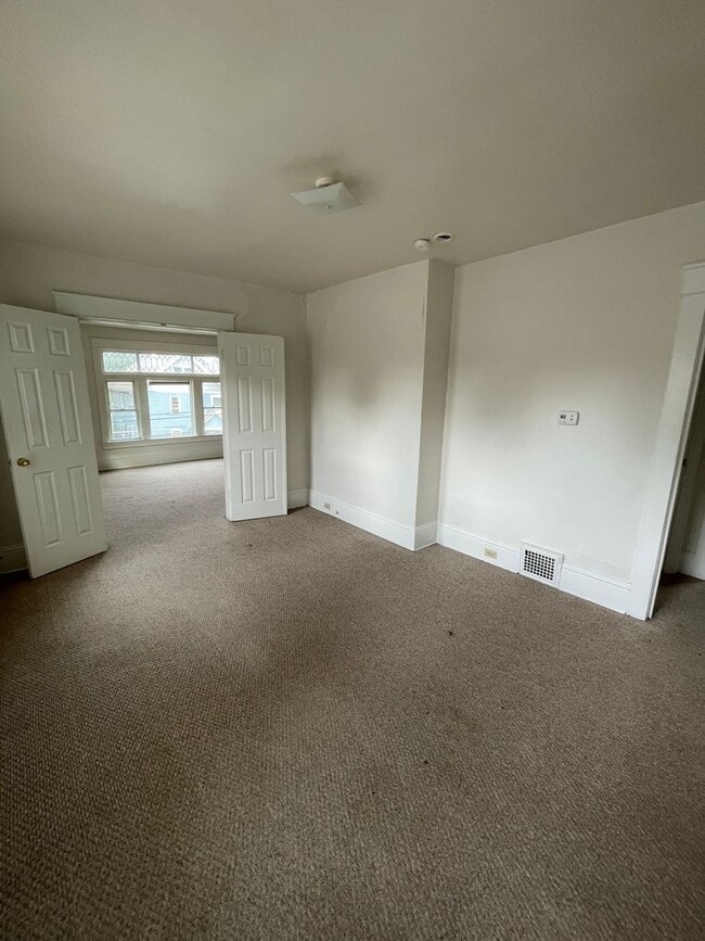 Building Photo - Clean 2BR up with offstreet parking and yard
