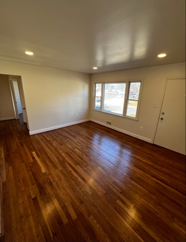 Building Photo - 5407 Quintana St