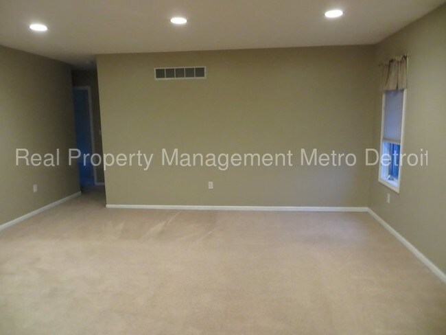 Building Photo - Spacious Ranch!