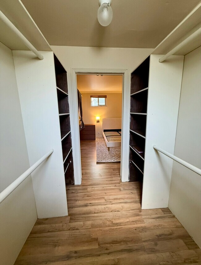 Foto del edificio - 6330 Longridge Ave