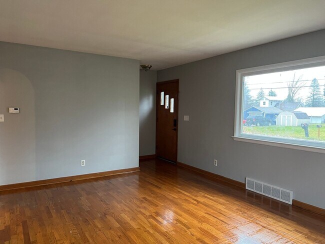 Building Photo - 2-BDR 2-BTH Ranch with Basement, Fenced Ya...