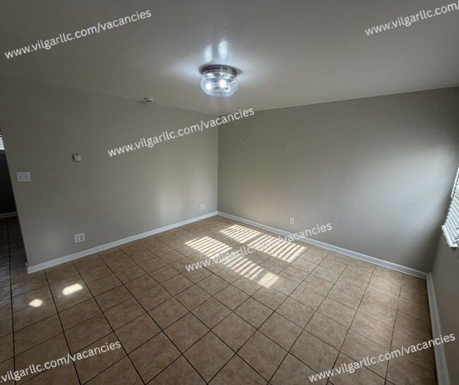 Building Photo - FOR RENT — SPACIOUS 3 BED / 2 BATH HOME