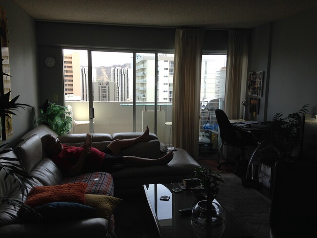 Living room w/lanai view - 2421 Ala Wai Blvd