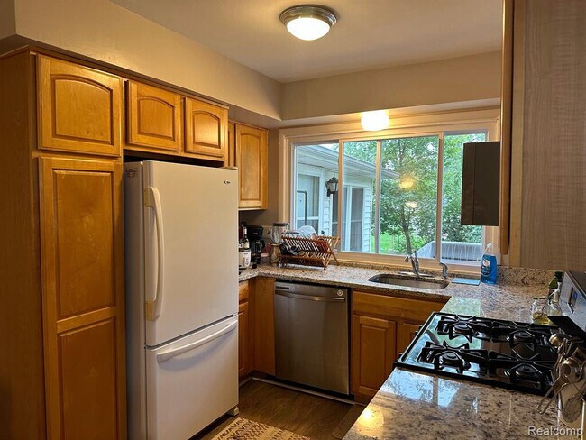 Foto del edificio - 22734 Chestnut Tree