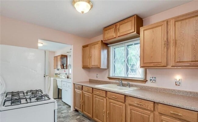 Foto del edificio - Welcome to this charming 3-bedroom, 1.5-ba...