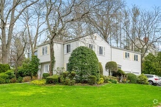 Building Photo - 7 Robbins Ln