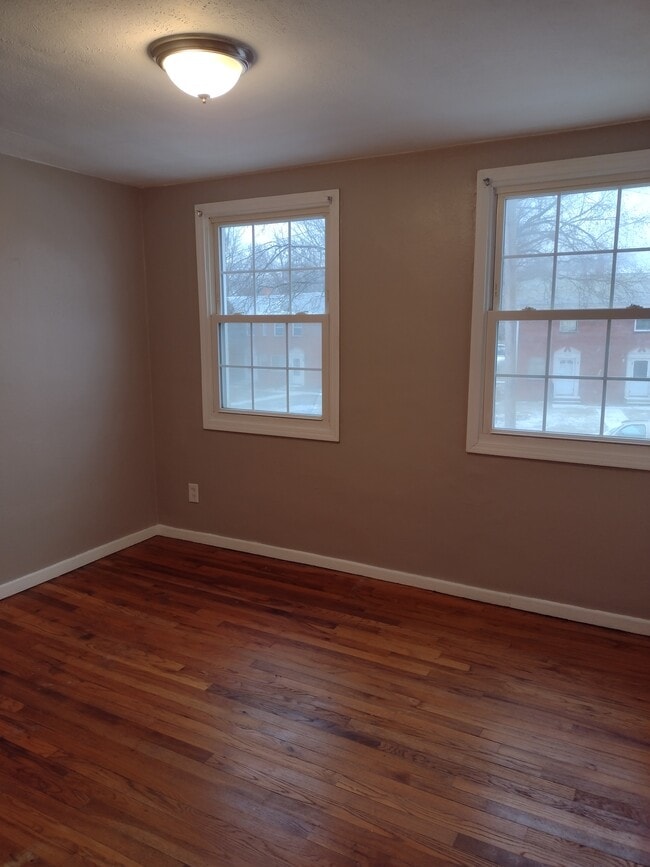 Building Photo - 421 Kenwood Dr