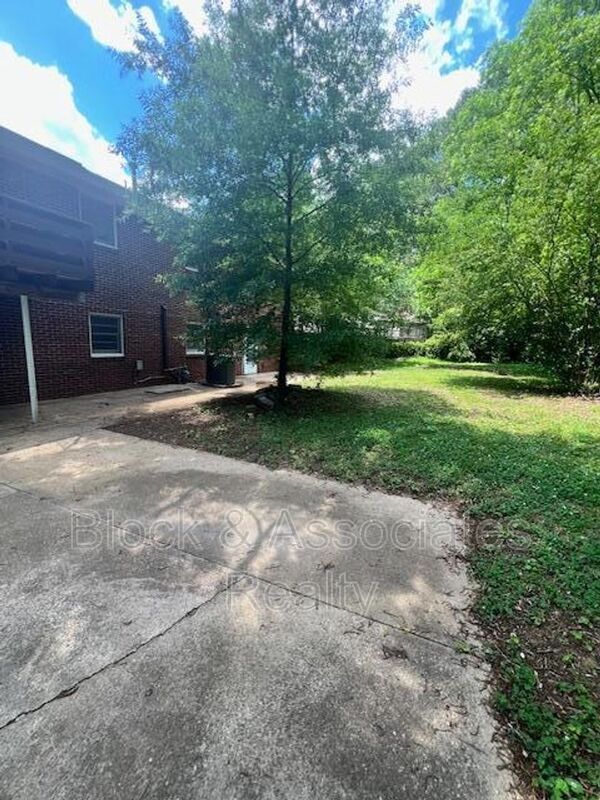 Building Photo - 3709 Southampton Ct