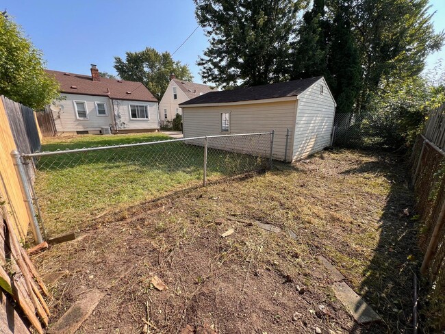 Building Photo - 2 bedroom/1bath ranch in Harper Woods - $1...