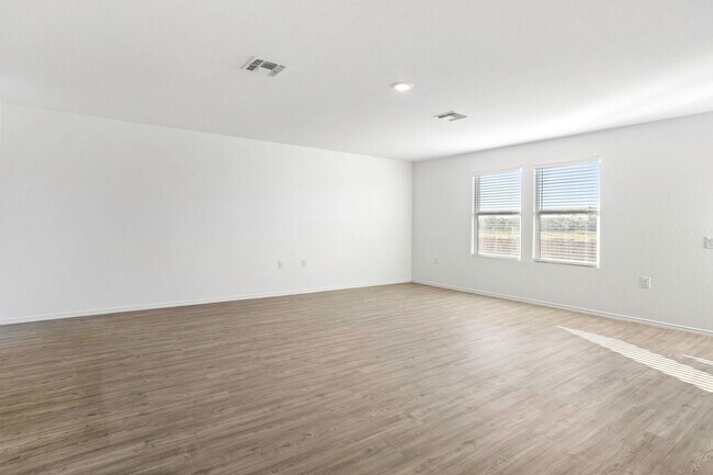 Foto del edificio - Spacious 4-Bed, 2.5-Bath 2-Story Home with Fenced Yard & 2-Car Garage!!