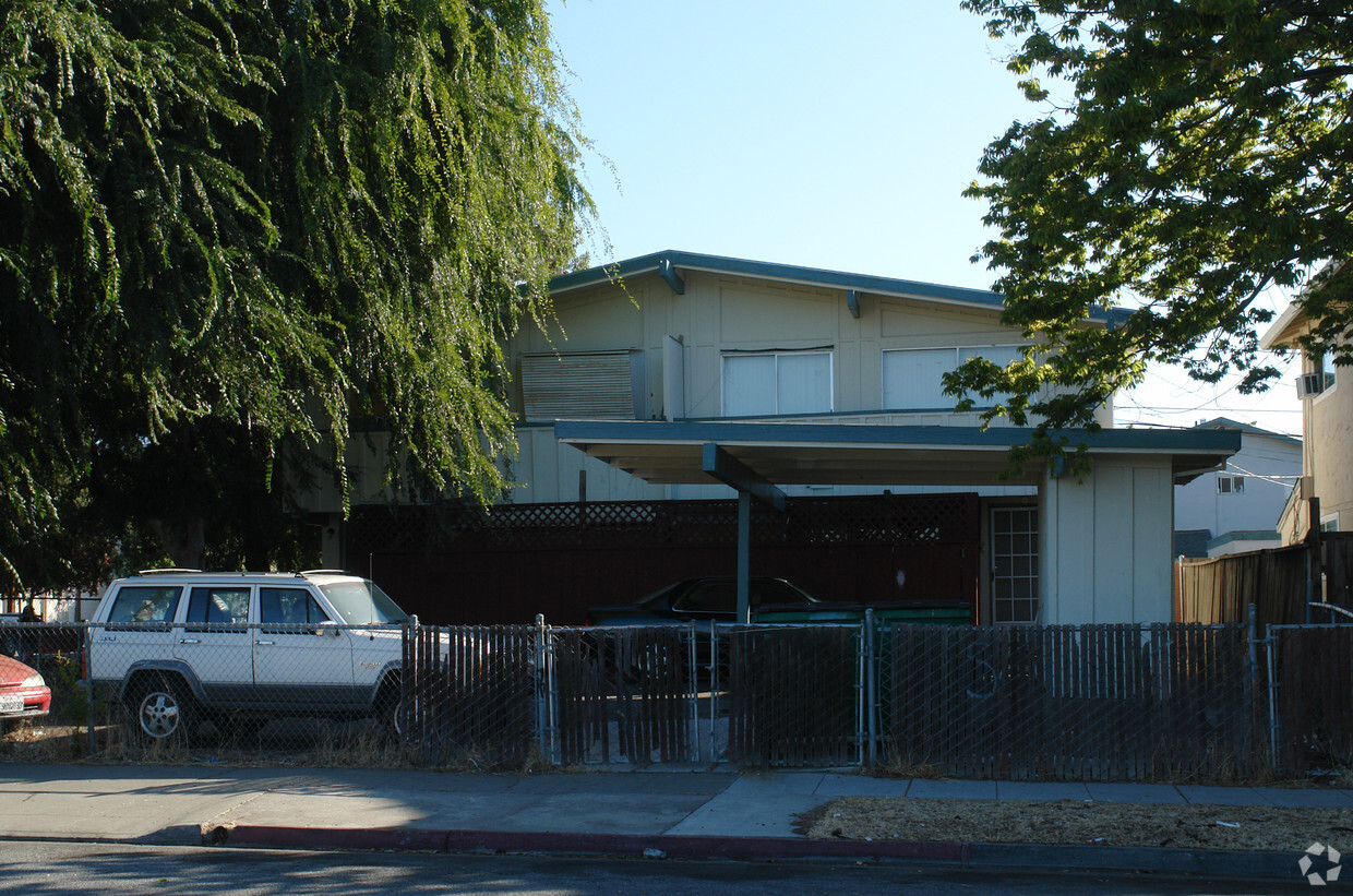 Building Photo - 2532 Mueller Ave