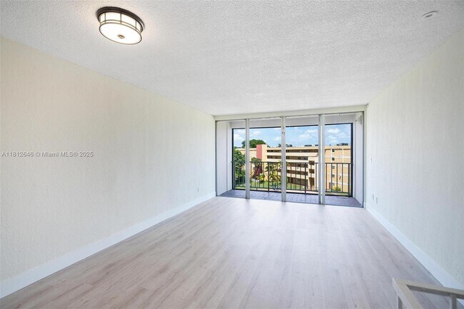 Foto del edificio - 9210 Fontainebleau Blvd