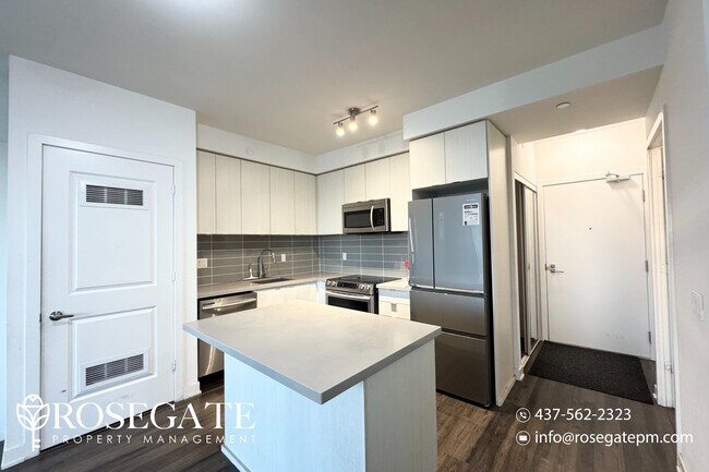 Photo du bâtiment - Newly Renovated 2-Bedroom + Den, 2-Bath Co...