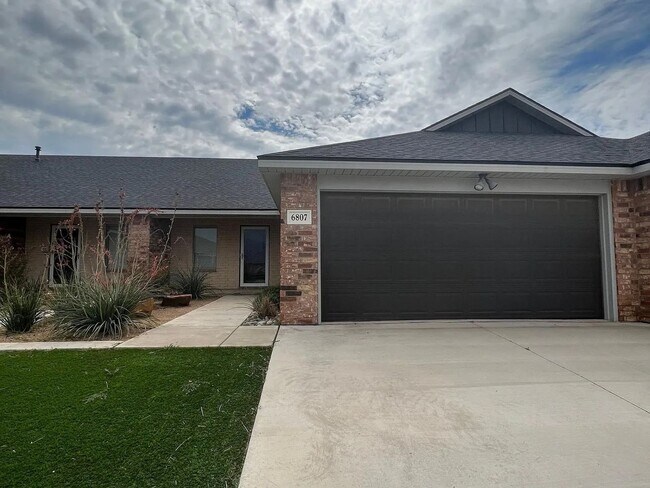 Foto del edificio - Beautiful 2 bed/2 bath/2 car garage Townhome!