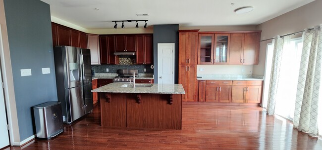 Building Photo - 973 King Way
