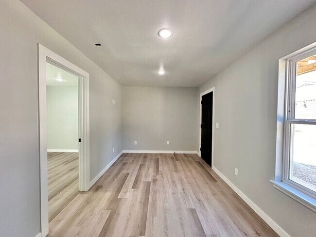 Foto del edificio - AVAILABLE! Stylish 1-bedroom, 1-bath town ...