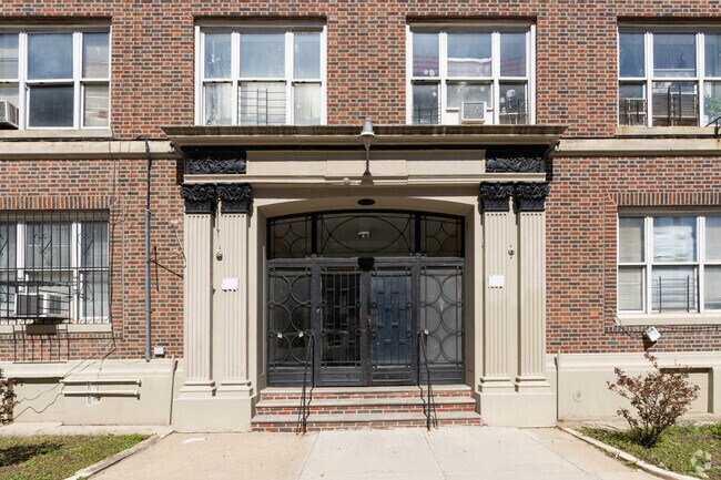 Entrance - 615 Crown St