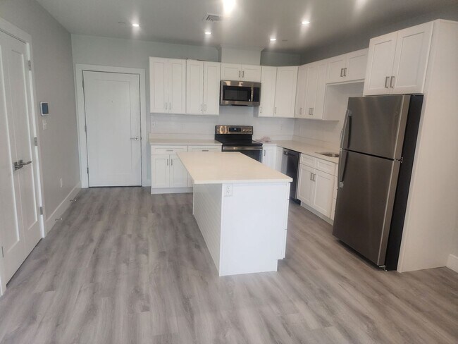 Foto del edificio - 2 BLOCKS FROM BEACHMONT TRAIN STATION CALL FOR COST DETAILS