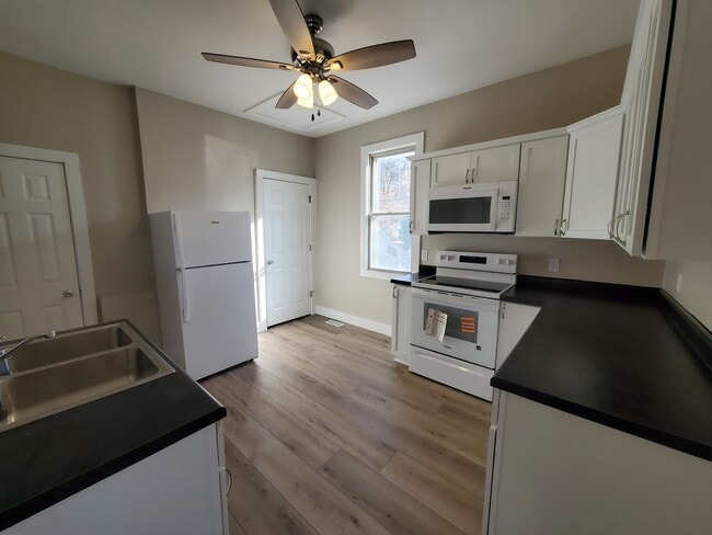 Building Photo - Large 4 Bedroom House in Moline