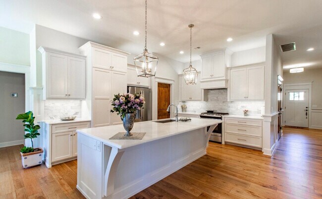Foto del edificio - 5217 Cedar Grove Way