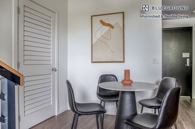 Foto del edificio - 2401 S Jackson St