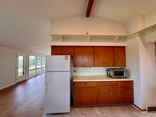 Building Photo - 221 Grandview Dr