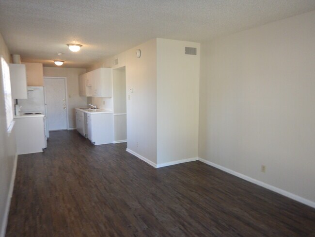 Building Photo - 2500 Clara Ln