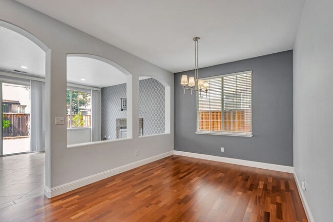 Building Photo - Remodeled 4-Bedroom 3-Bathroom House in Sa...